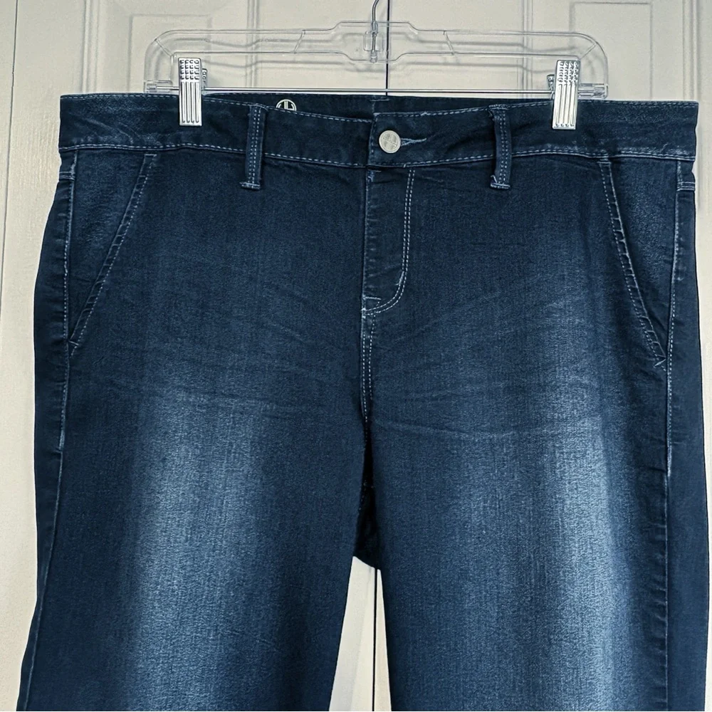 Hot in Hollywood Dark Denim Malibu Knee Grazer Pull-On Shorts 1X